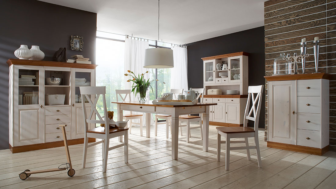 Küche mit Naturmöbeln im cleanen Design