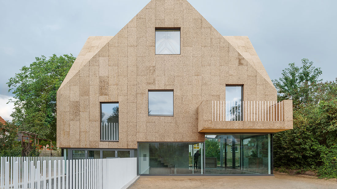 Das Korkenzieher Haus von rundzwei Architekten (Berlin) ist eines der spektakulärsten aktuellen Beispiele für Luxuswohnbau und Nachhaltigkeit. Quelle: rundzwei Architekten, Bild: Gui Rebelo
