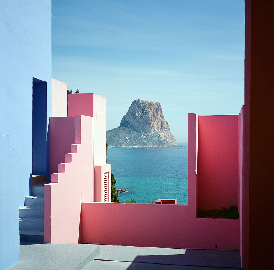 Rosa Stufen und das Meer sind die zentralen Themen bei der Architektur von Richardo Bofill.