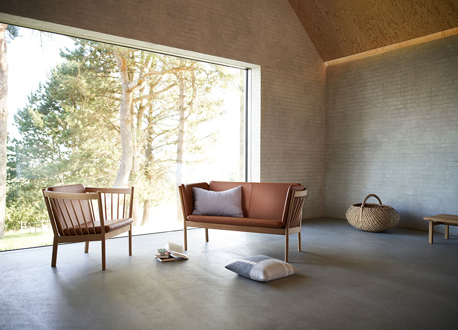 Skandinavisches Design: Leichte Möbel beziehen auch die Natur in den Raum ein. Foto: FDB Mobler