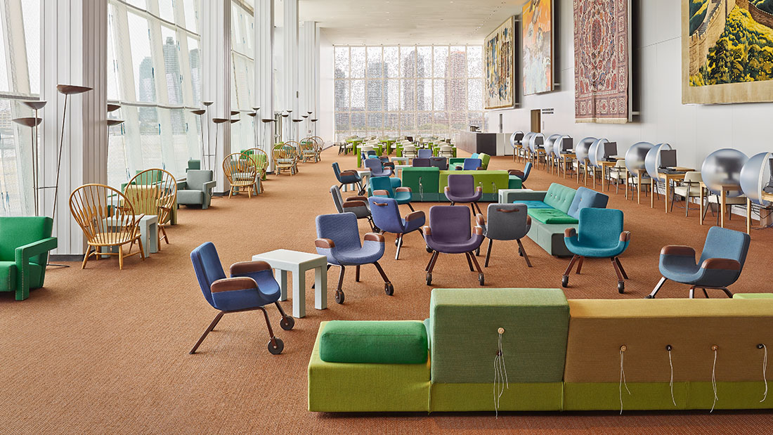 Hella Jongerius: Interior Design für die North Delegates' Lounge; Perlenvorhang, Sphärentisch und RE-Lounge-Stuhl, New York, 2013.