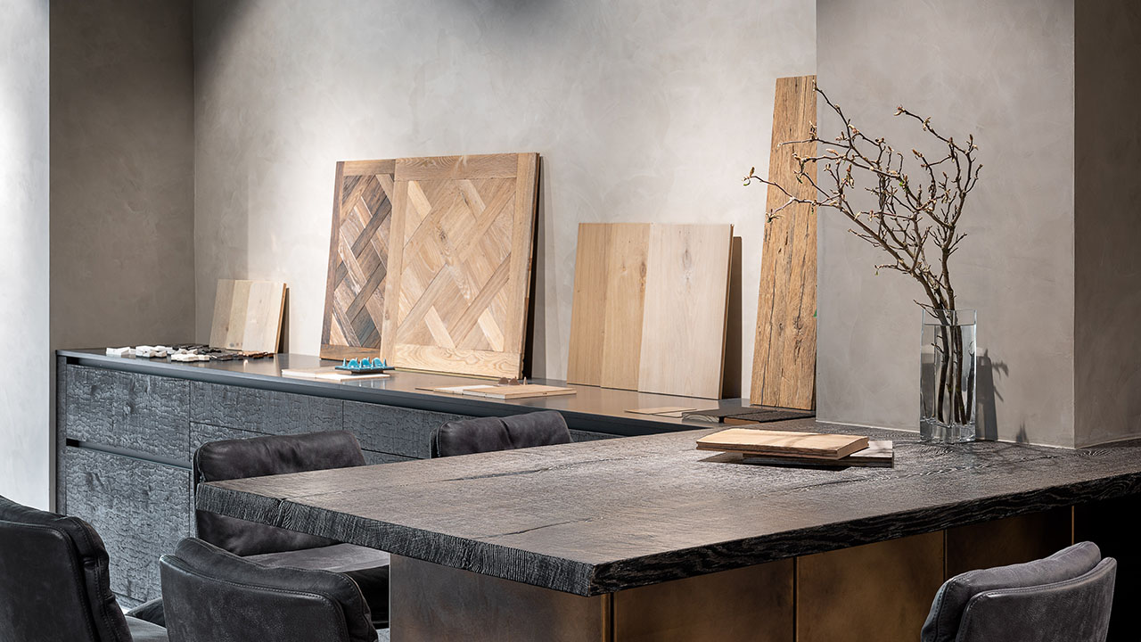 NEUNZIG° Concept Store mit Materialien aus dem Portfolio: gebrannte Oberflächen, brüniertes Metall und gespachtelte Wände