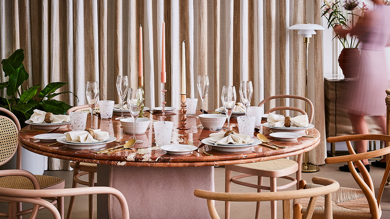 Ein stilvoll gedeckter Tisch im brand:space x Tim Labenda im stilwerk Hamburg mit Produkten von Thonet, Carl Hansen & Søn, Maison de Mara und KPM Berlin