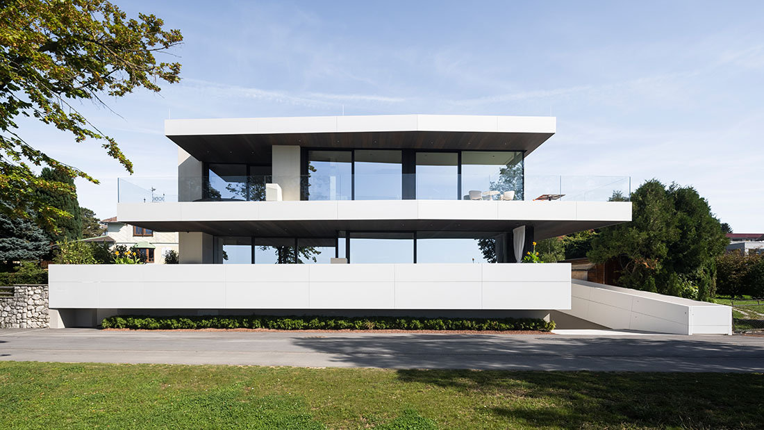 Weiße Perle am Attersee – Villa HA – puristische Architektur trifft minimalistisches Interior