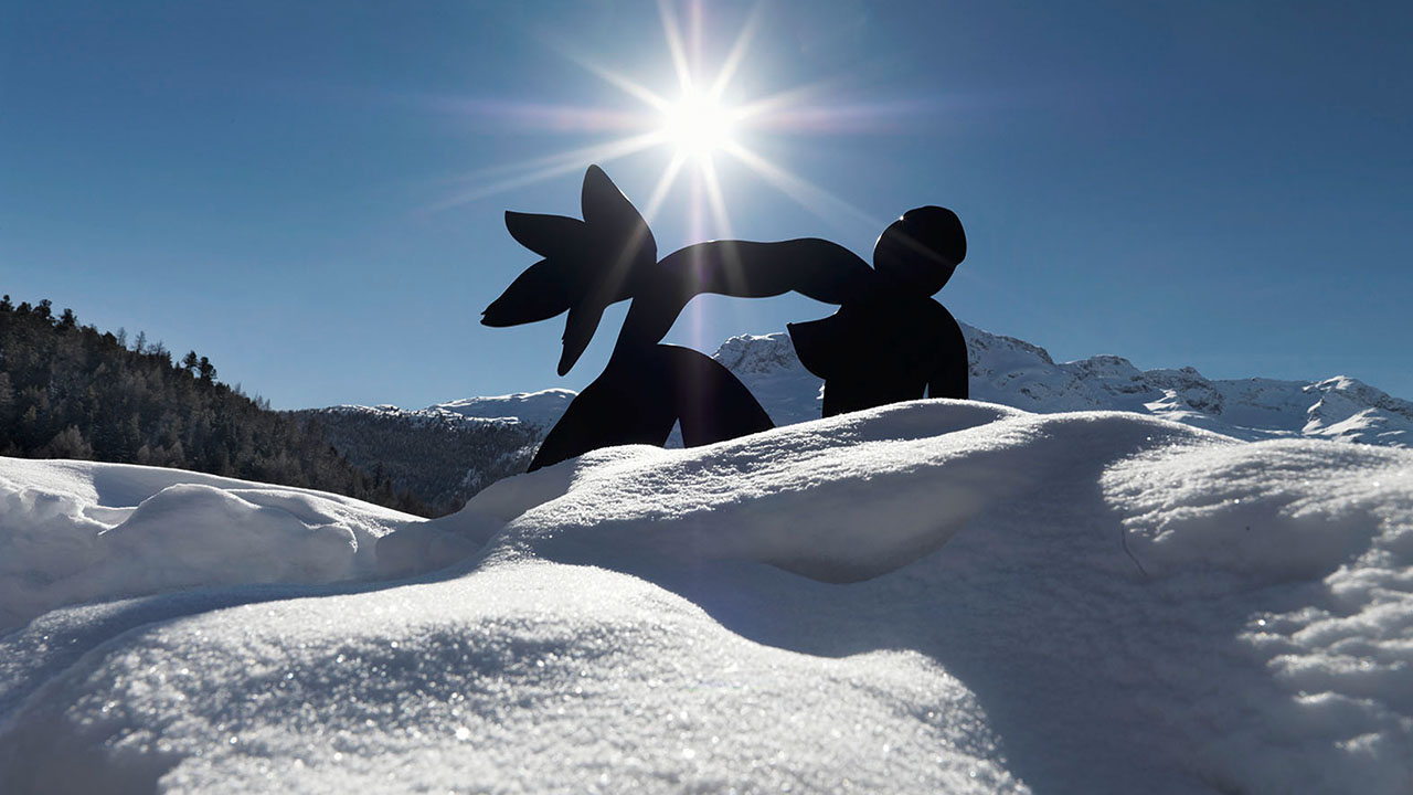 Kunst im Schnee: Rosé Lovers verleihen Skulpturen des Künstlers Stefan Szczesny