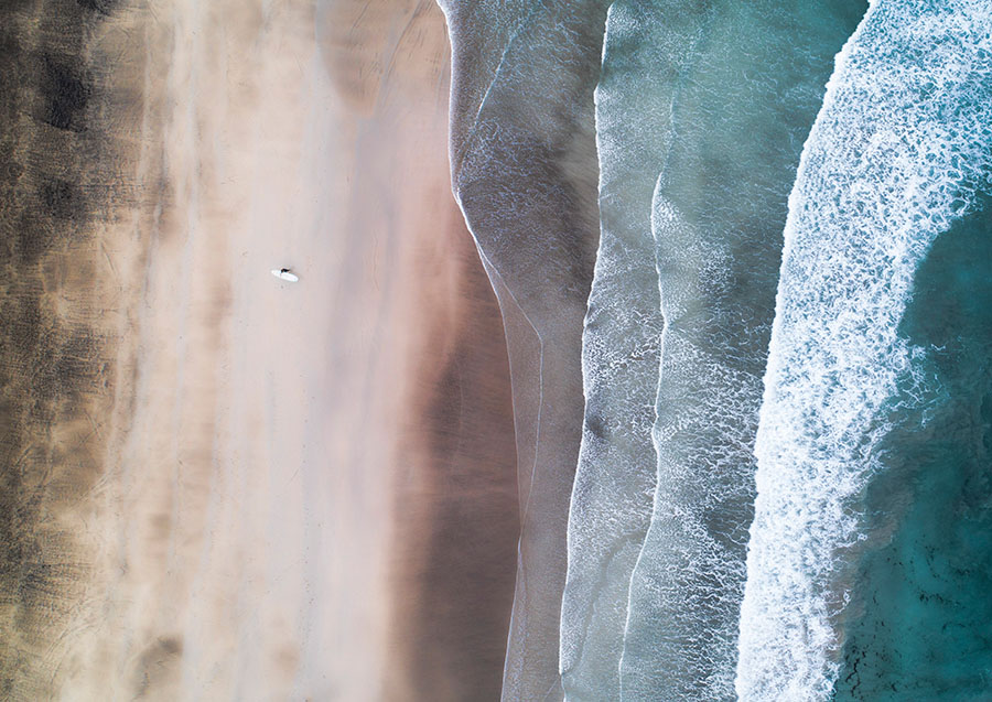 07.00 Uhr Früh: Drohnen-Aufnahme eines einsamen Surfers am Strand von Famara – Lanzarote