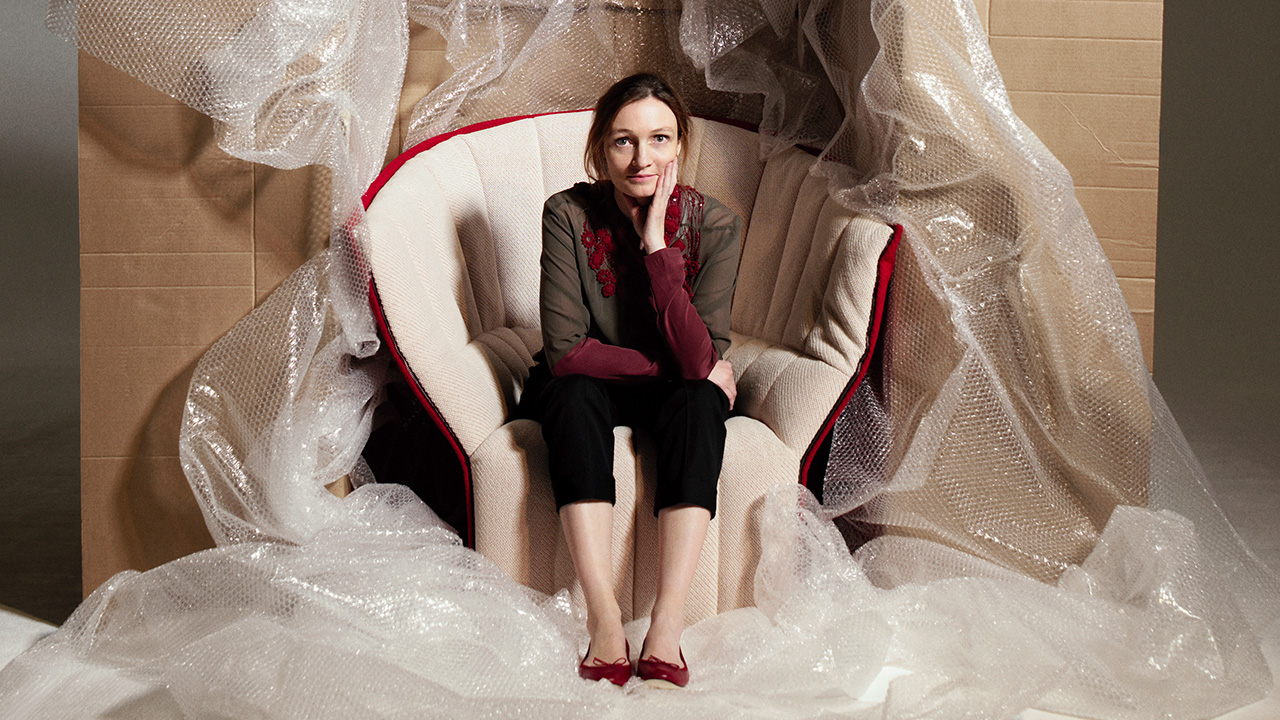 Inga Sempé auf ihrem Sessel "Moël" für Ligne Roset (Red Dot Design Award 2007). Foto (Ausschnitt): ©SofiaSanchez-MauroMongiello