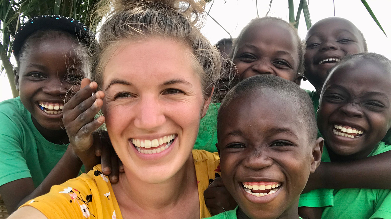 Pure Lebensfreude – Manuela mit ein paar ihrer Schulkinder in Tshumbe