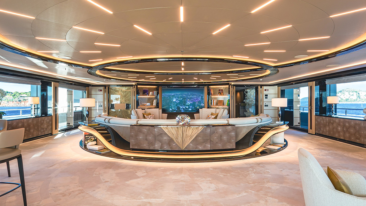 „Project X": Das Interior des 88 Meter langen Golden Yachts-Baus (hier der Familiensalon) ist detailverliebt und vereint zahlreiche Materialien.