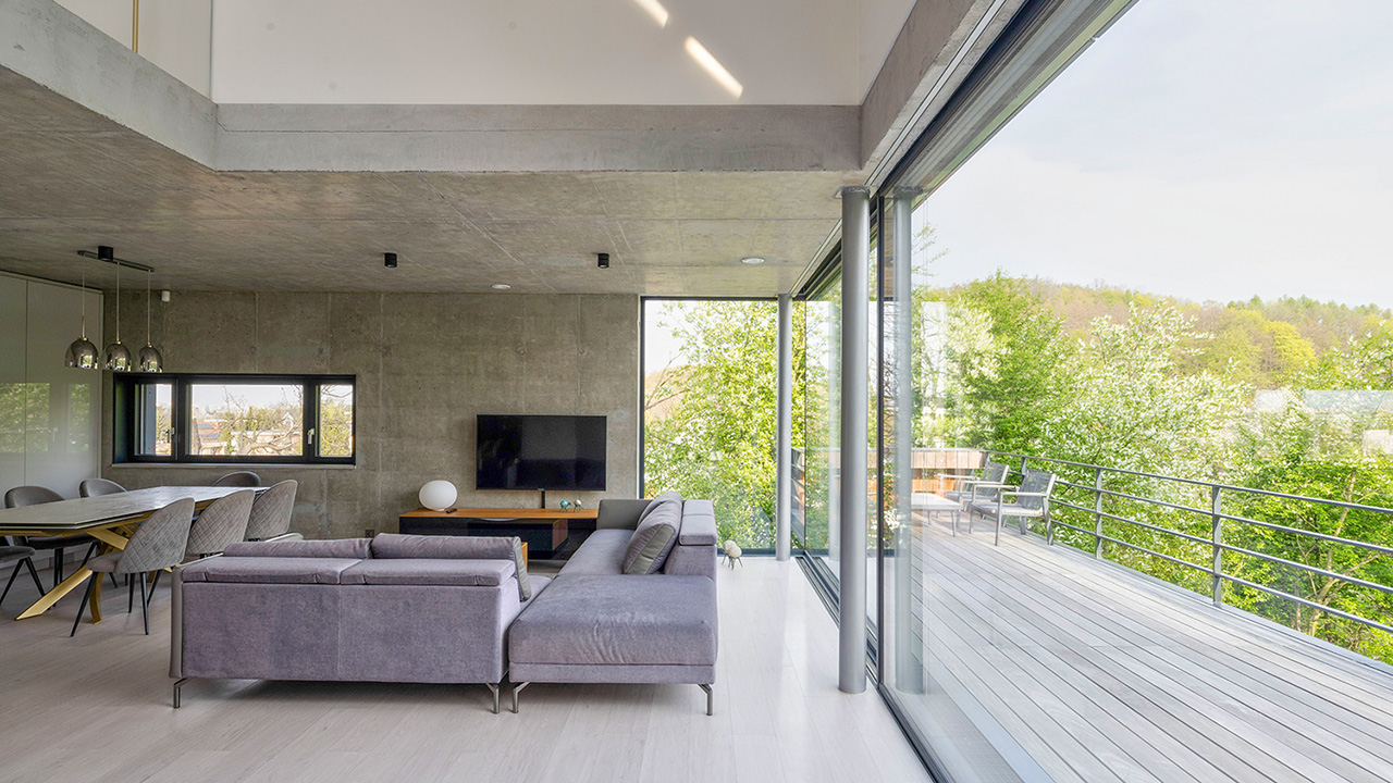 Das große cero Schiebefenster hebt die Grenze zwischen innen und außen vollständig auf – so wird an milden Tagen die Terrasse zum erweiterten Wohnzimmer.