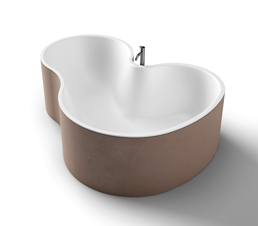 Loveseat: Die Badewanne DR im Loveseat-Stil zeichnet sich durch ihre organische Form und eine harmonische, runde Linienführung aus. Sie ist so konzipiert, dass zwei Personen bequem darin Platz finden. DR steht dabei als italienische Abkürzung für „Discussione del Rapporto”, was in der deutschen Übersetzung bedeutet: „die Beziehung diskutieren“. Design: Design Studio MK27, Marcio Kogan, Mariana Ruzante www.agapedesign.it Foto: © Agape