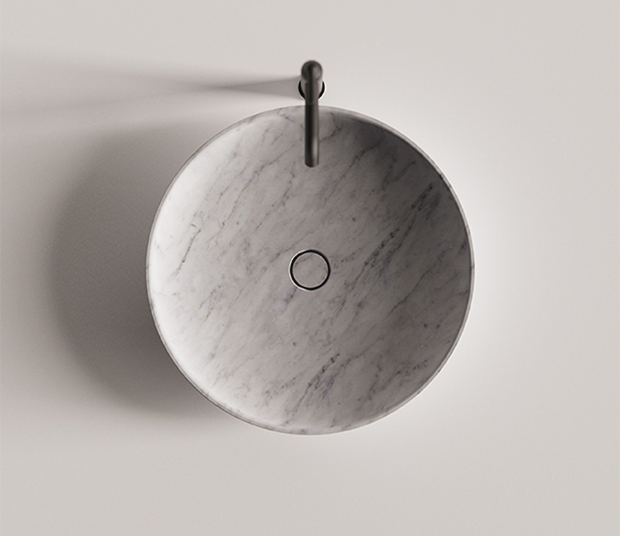 Ein Stück Marmor: Das Sessanta-Waschbecken verdankt seinen Namen seinem Durchmesser von 60 cm. Es wird vollständig aus Marmor gefertigt und ist in einer breiten Palette von Ausführungen erhältlich. Design: Benedini Associati www.agapedesign.it Foto: © Agape