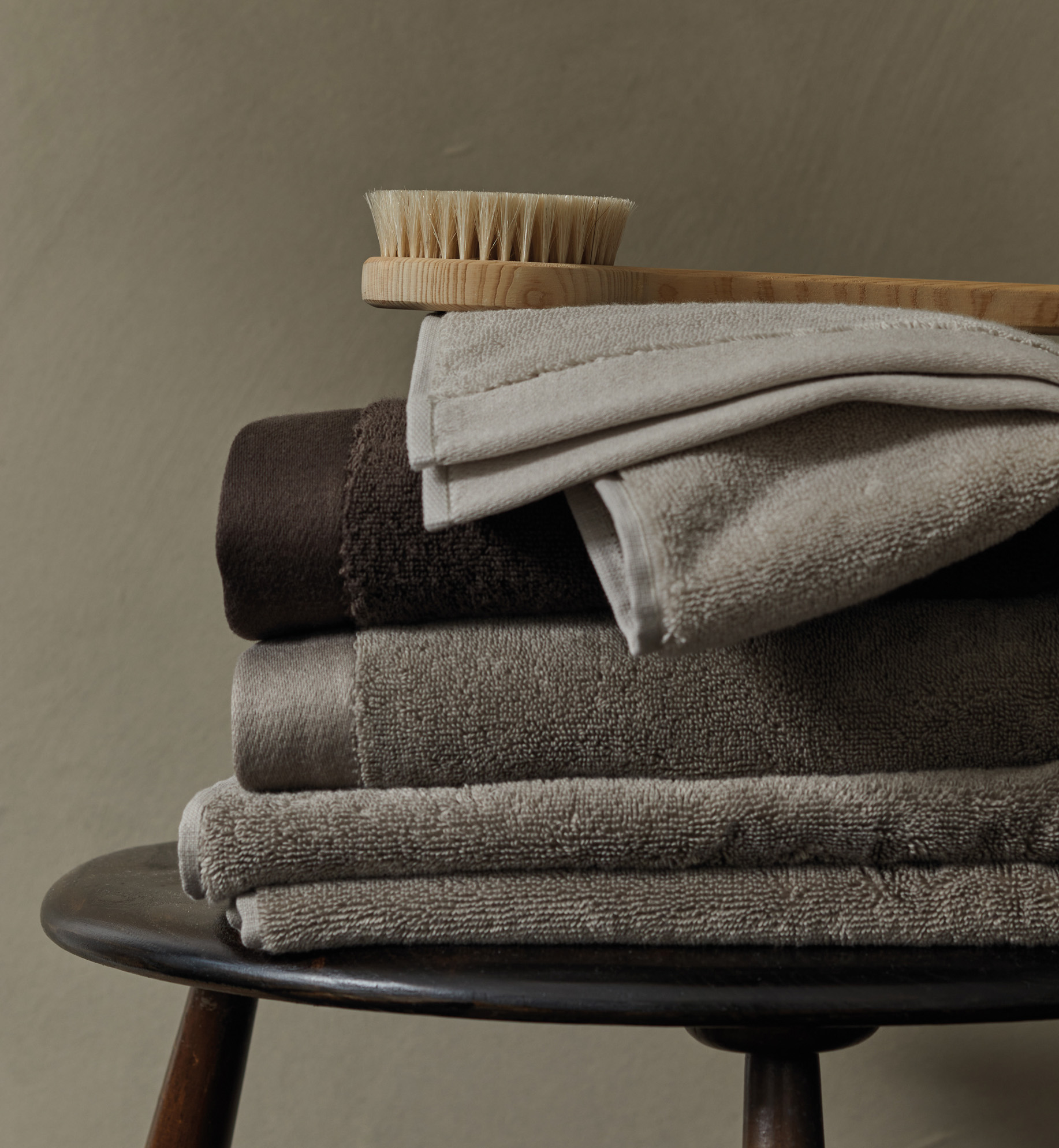 Samtig weich: Hier zu sehen ist GRACE in den neuen Farbstellungen zum 20-jährigen Jubiläum der Serie. Seit jeher steht die Frottierserie für außergewöhnliche Weichheit, zeitlose Eleganz und langlebige Qualität. www.luiz.com Foto: © Peter Fehrentz