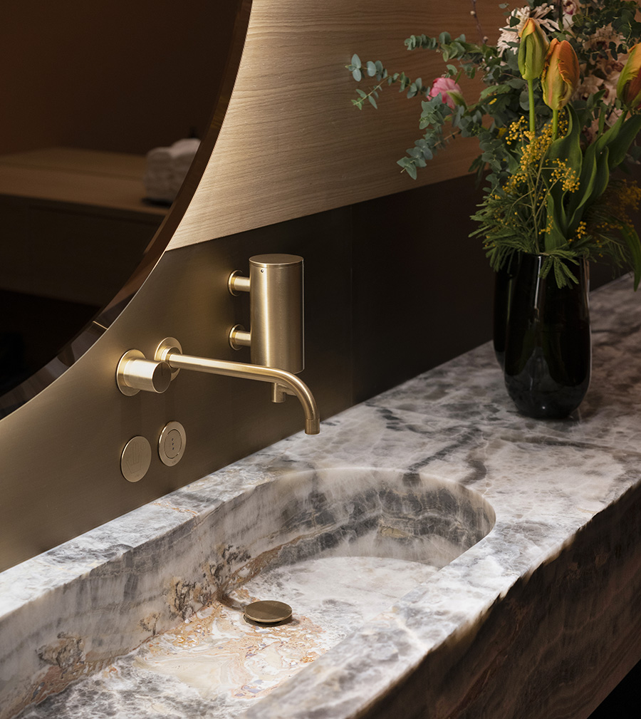 Zeitlose Eleganz: Die Armatur 4921-70, der Seifenspender T10-70 und das Ablaufventil A63F-70 präsentieren sich alle in PVD-Gold gebürstet, und strahlen dadurch eine zeitlose Eleganz aus. www.vola.com Foto: © Ortwin Klipp