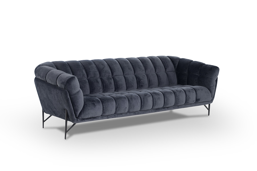 Zeitloses Design, endloser Komfort: Das Liberty-Sofa von Calia Italia erzeugt mit seiner großzügigen Steppung umgehend ein Wohlgefühl, das einen nicht mehr loslässt. In 400 Farbtönen verfügbar. www.caliaitalia.com Foto: © Calia Italia