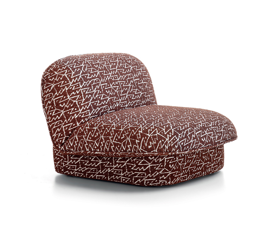 Zwischen Eleganz und Ausgewogenheit: Der Armchair CLARA (Design: Federica Biasi) stammt aus der neuen Kollektion MaterialForm von Frigerio – das Ergebnis einer neuen Designforschung von Material, Form und Wahrnehmung. www.frigerio.com Foto: © Frigerio