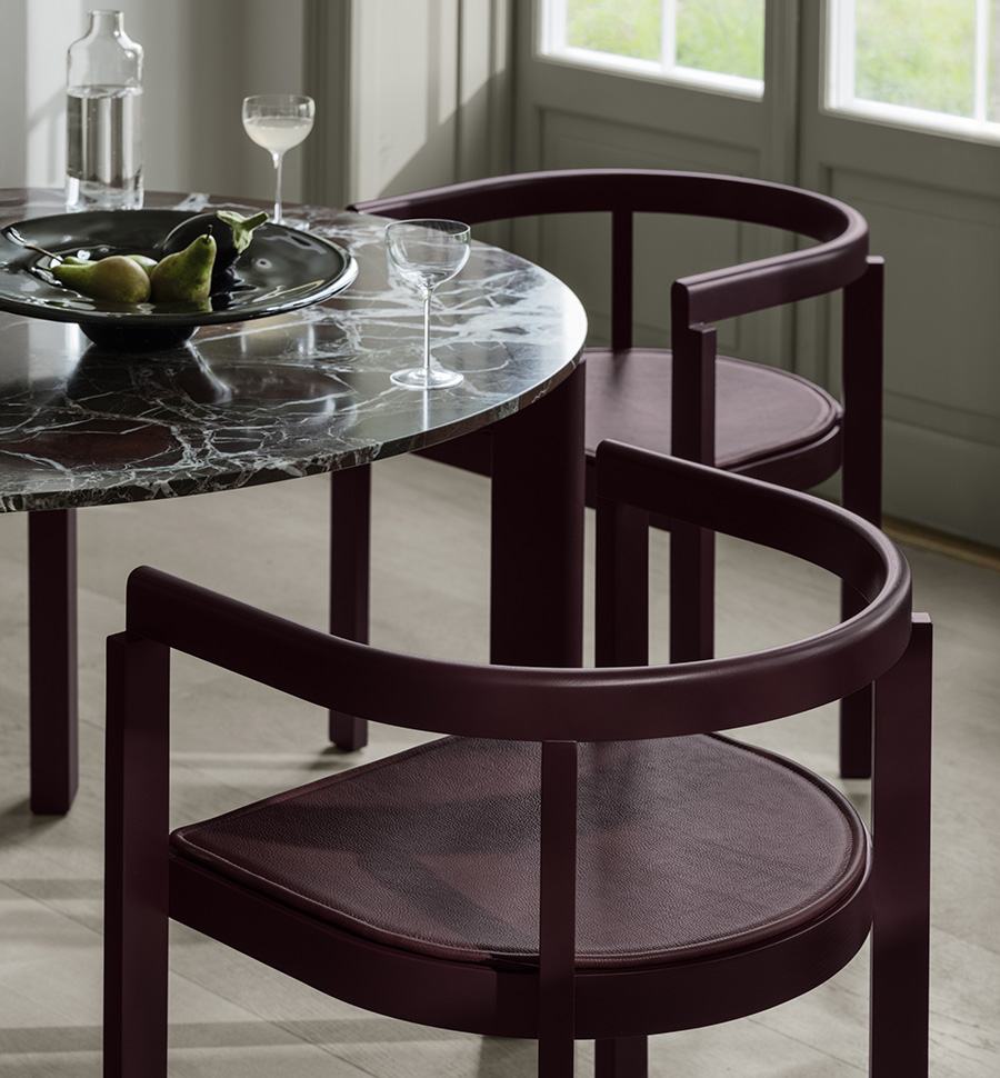 Vertrautheit modern interpretiert: Der After-Stuhl von Fritz Hansen präsentiert sich in schlichter, skulpturaler Klarheit mit großzügigen Proportionen – eine Hommage an das Design früherer Traditionen. www.fritzhansen.com Foto: © Fritz Hansen