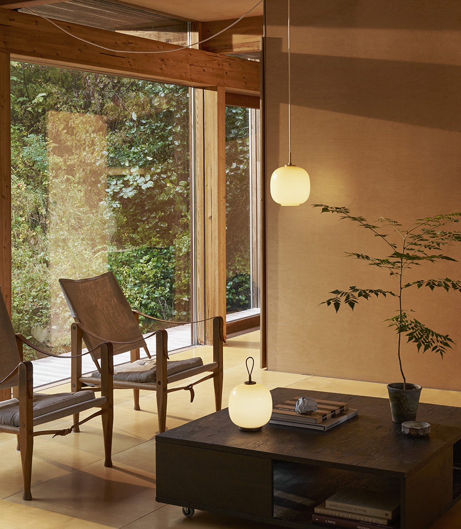 Dezentes Licht für dezenten Luxus: Die schlichte, aber sehr elegante Deckenleuchte 45 Radiohus in Kombination mit der tragbaren Tischleuchte VL 45 Radiohus portable erzeugt eine besondere Licht-Atmosphäre. www.louispoulsen.com Foto: © Louis Poulsen