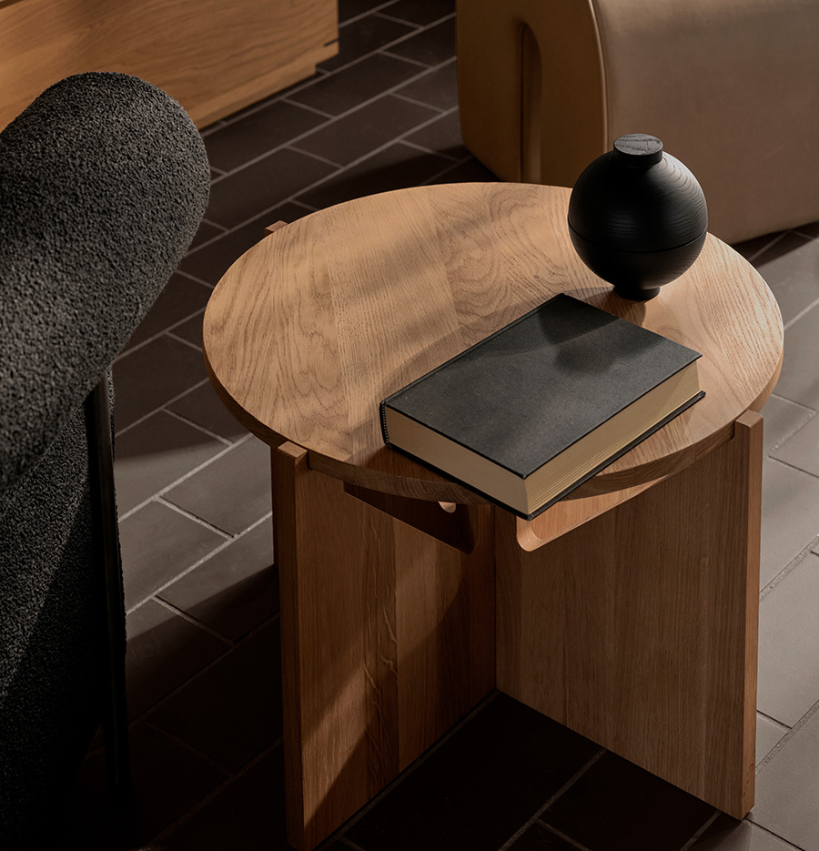 Beauty in Simplicity: Der „Simple Side Table“ von Kristina Dam Studio verkörpert die einzigartige Schönheit authentischer Materialien und skandinavischer Schlichtheit. www.kristinadamstudio.com Foto: © Stine Christiansen