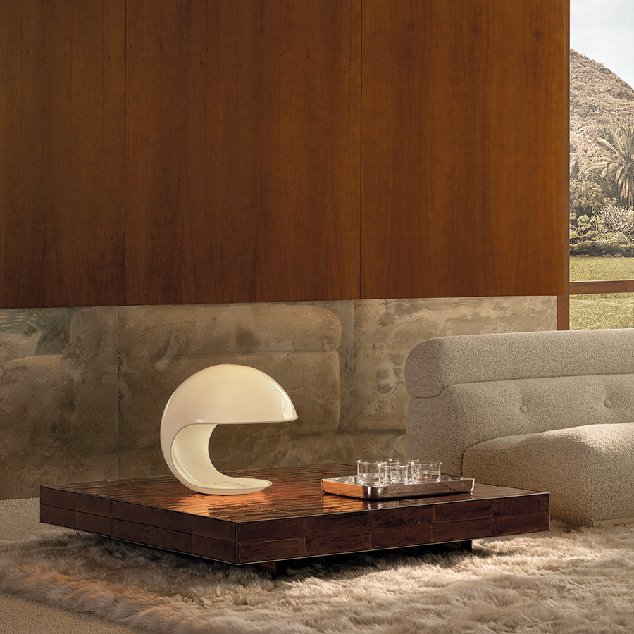 Für einen starken, dekorativen Akzent: Der Beistelltisch Andrée von Minotti – im Stil der Mailänder Fassadenarchitektur der 70er Jahre – verleiht dem Wohnraum ausdrucksstarken Charakter. www.minotti.com Foto: © Courtesy of Minotti, photo by Paola Pansini