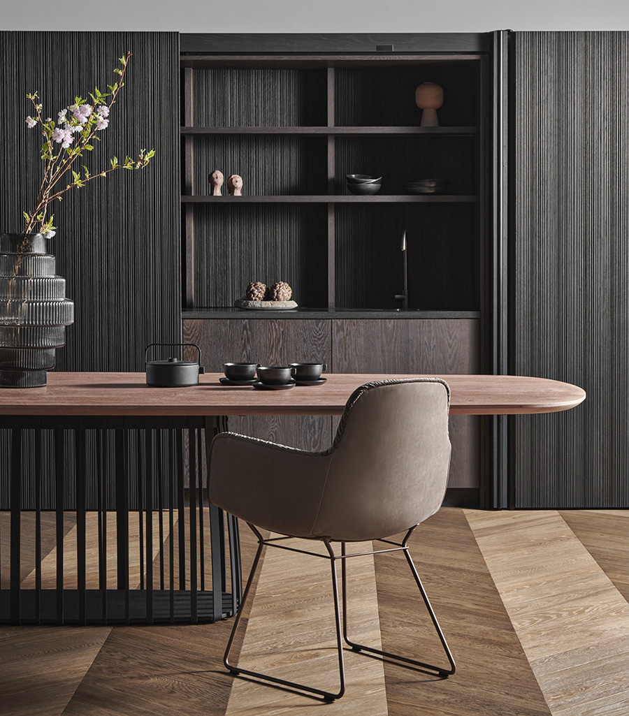 Ein besonderes Zusammenspiel: Das Beste aus zwei Welten: Wenn die markante Formensprache von Janua auf die außergewöhnliche Materialkompetenz und Oberflächenästhetik von Schotten & Hansen trifft, entsteht z.B. dieses schöne neue Modell des BC 07 Basket Tischs. www.janua-moebel.com Foto: © Janua