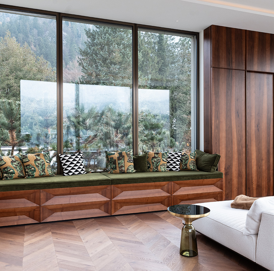 Freier Blick ins Grüne. Interior by Wetscher Wohngalerien.