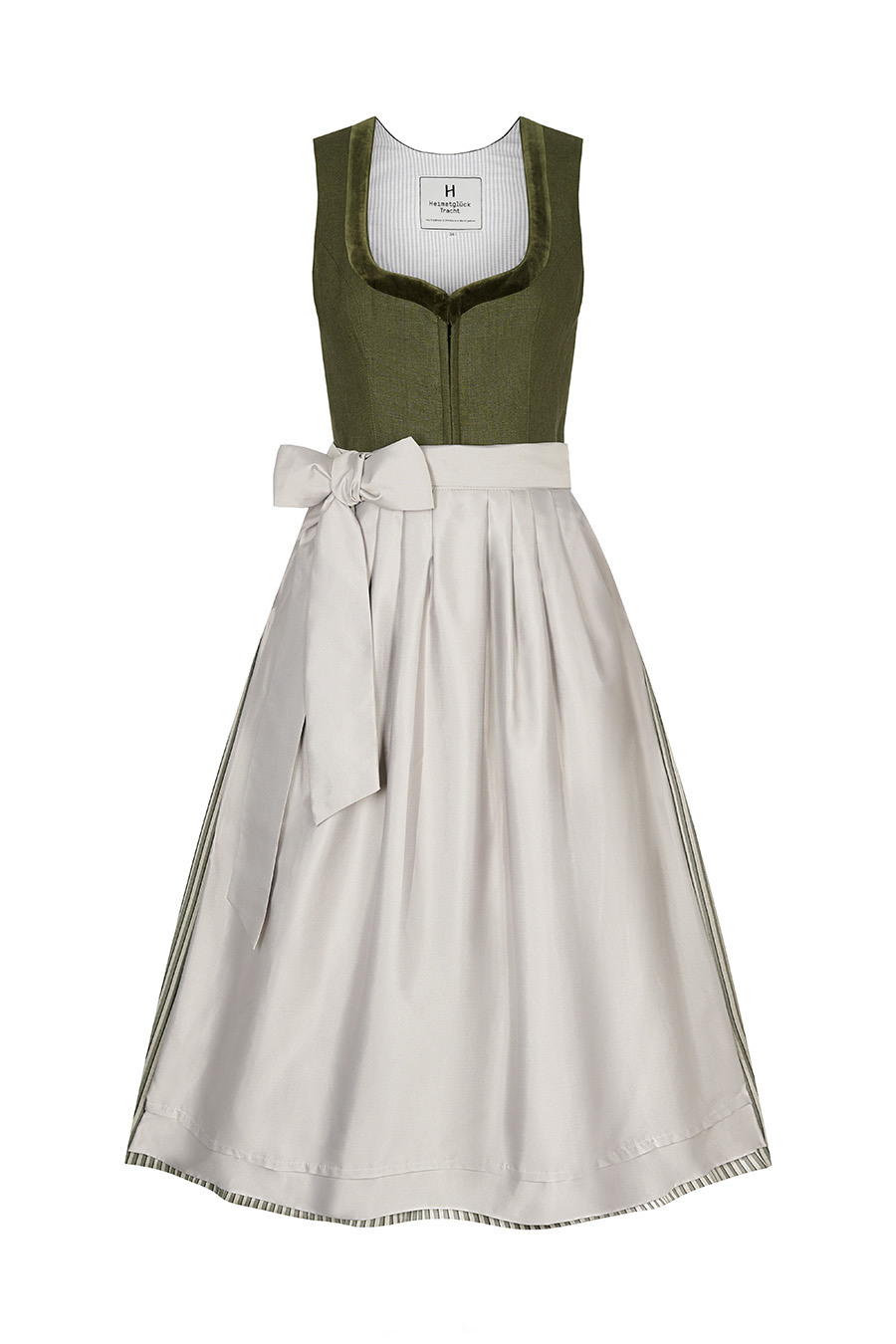 Sanfte Gesamtkomposition | Das Dirndl „Isolde“ kombiniert ein olivgrünes Leinenmieder mit Samtblende, Herzausschnitt und Hakenverschluss. Ein Statement setzt der gestreifte Plisseerock. Abgerundet wird der Look durch eine schlichte, leicht glänzende Schürze. | www.heimatglueck-tracht.de | Foto: © Heimatglück GmbH