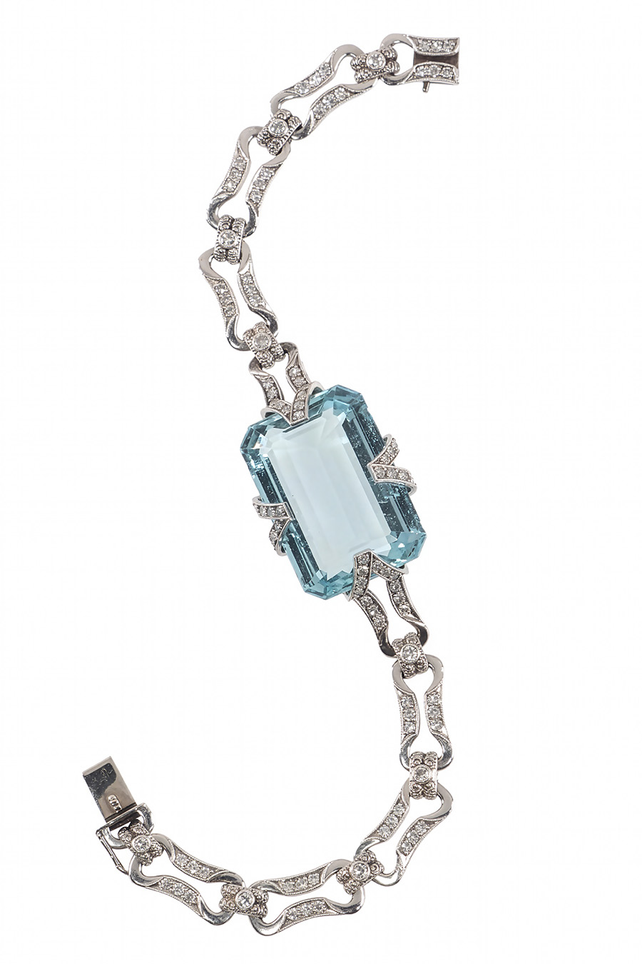 Ein Hauch von Luxus | Art Déco Armband (um 1930, Deutschland) aus Platin mit einem Aquamarin und Diamanten. | www.antique-jewellery.de | Foto: © Rheinfrank & Holzfuss OHG