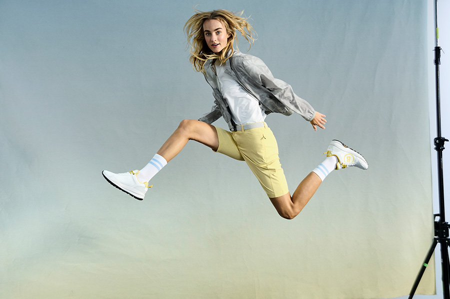 Zeit für Bewegung! Gekleidet in der Sofie Bomberjacke in Eukalyptus mit Palmenprint, dem Laurina Performance-Poloshirt in Weiß/Camel, den Zita Performance-Bermudas in Gelb, dem Melly Flechtgürtel in Eukalyptus und den Golf-Sneakers in Weiß/Gelb. www.bogner.com Foto: © BOGNER
