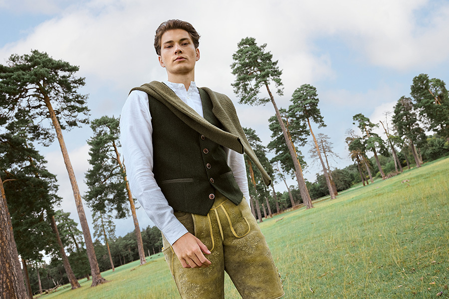 Lieblingsstücke für jeden Anlass | Die Trachtenweste „Aron“ in Loden Green sowie das grau gestreifte Trachtenhemd „Finn“ überzeugen mit klassischen Elementen und modernem Design. | www.cocovero.com | Foto: © CocoVero GmbH