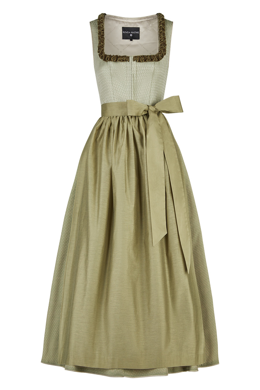 Mit dem Frühling in den Sommer | Das Dirndl „Salerno“ in Schilf wirkt frühlingshaft zart und zeigt eine schöne Stoffrüsche am Ausschnitt sowie eine schmeichelnde Silhouette. | www.kingamathe.com | Foto: © KINGA MATHE GmbH