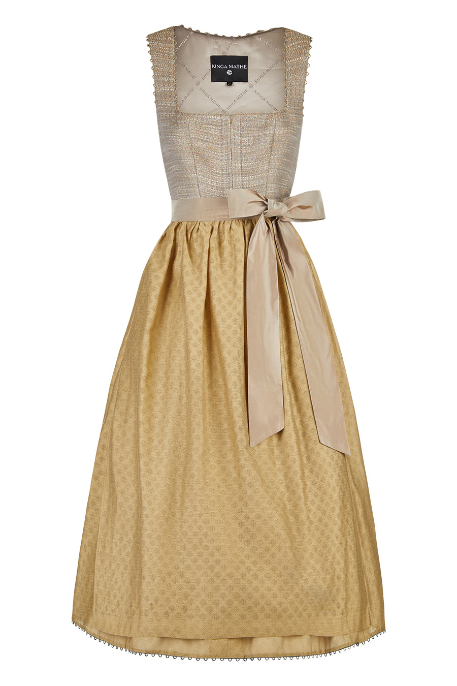 Tradition trifft auf Moderne. Dieses elegante Dirndl „Vincenza“ in warmem Goldton verbindet traditionellen Stil mit moderner Schlichtheit und zeitloser Ausstrahlung. | www.kingamathe.com | Foto: © KINGA MATHE GmbH