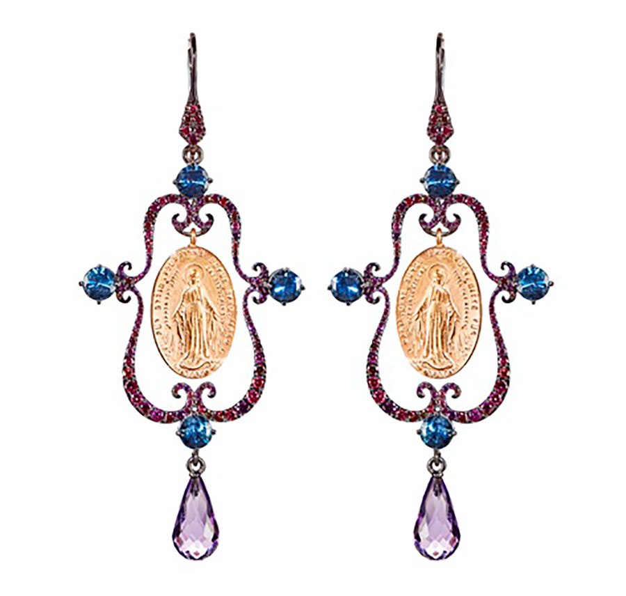 Religiöses Motiv trifft auf edelste Materialien. Madonna Ohrringe aus der Talisman Kollektion; gefertigt aus Sterlingsilber, schwarz rhodiniert, 750/000 Rotgold, Brillanten in Lila, Aquamarine und Amethyst Tropfen | www.sevigne.de | Foto: SÉVIGNÉ