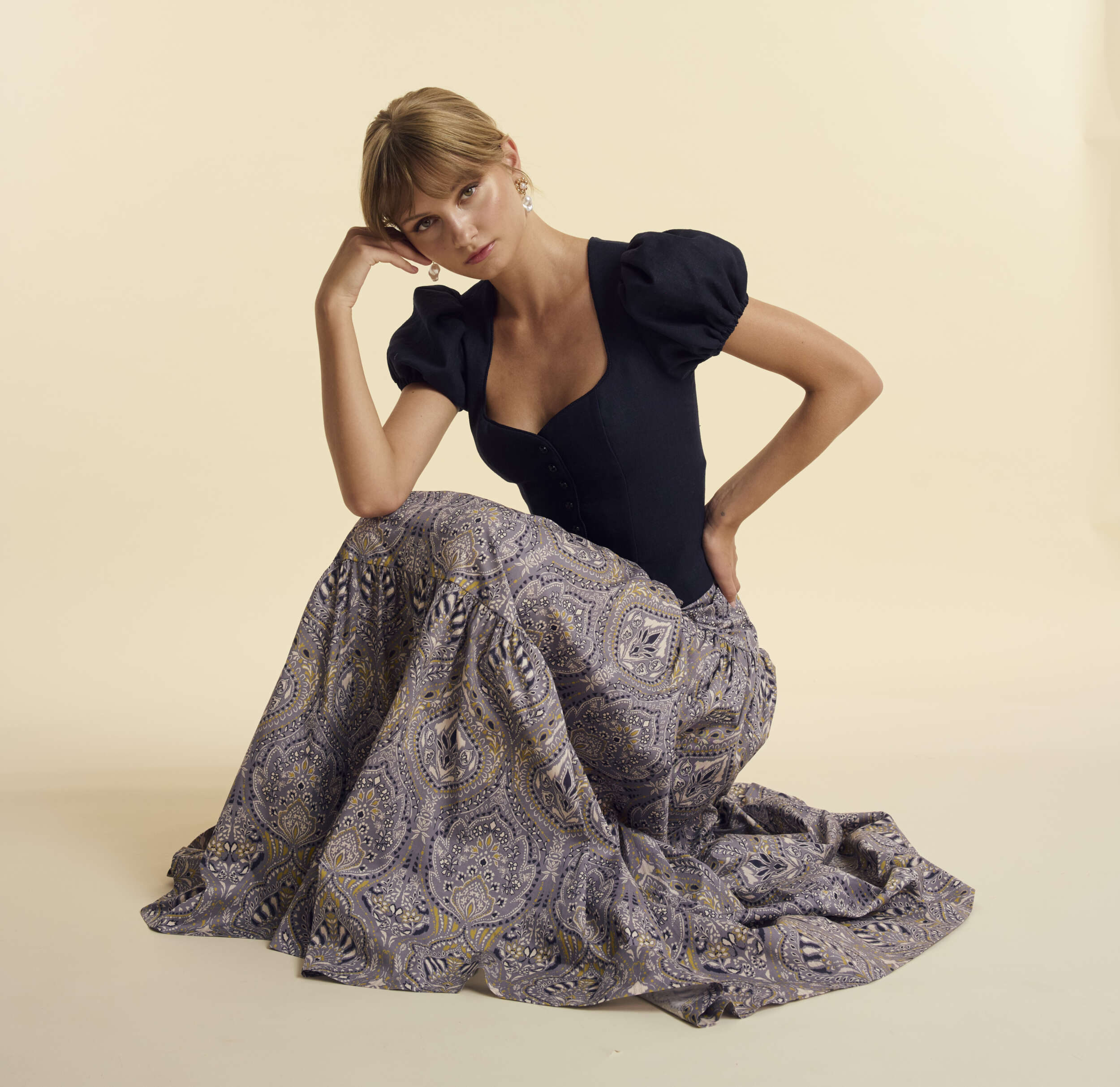 Zeitlos stilvoll | Der Rock „Rosa“ in Taubenblau besticht durch feminine Eleganz, taillierte Passform, 90 cm Länge und vielseitige, zeitlos stilvolle Kombinierbarkeit. | www.kingamathe.com | Foto: © KINGA MATHE GmbH