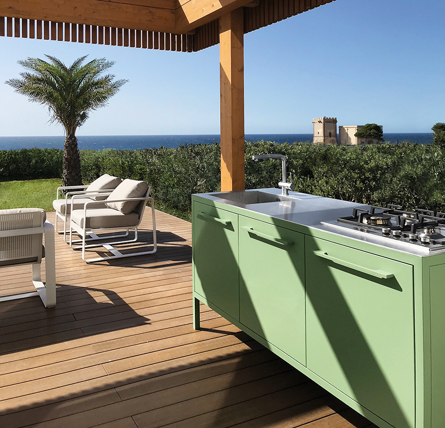 Perfekt individualisierbar | Die „Frame Kitchen Outdoor” ist als Zwei- oder Dreimodul-Einheit und in 20 leuchtenden Farbtönen mit hoher Witterungsbeständigkeit erhältlich. Sie lässt sich vielseitig mit einer Barazza-Arbeitsplatte aus Edelstahl ausstatten und mit elektrischem Teppanyaki, freistehendem Elektrogrill, Gaskochfeldern, Gasgrill oder Spülbecken kombinieren. | Design: Salvatore Indriolo | www.fantin.com | Foto: © Marco Cassina, Courtesy by Fantin
