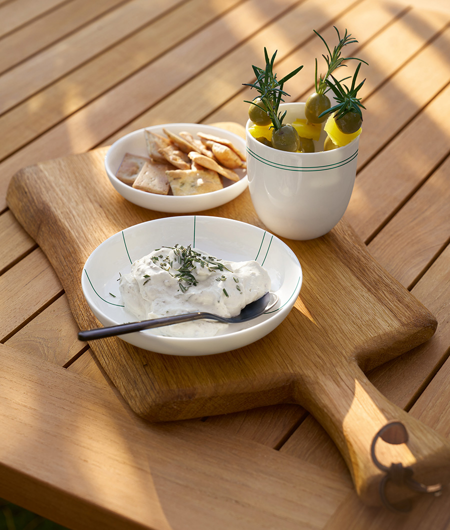 Zeitloses Snack-Set | Die modulare Escheburg Collection zeichnet sich durch das vom Garpa Stammhaus in Escheburg inspirierte Dekor und dunkelgrüne Linien aus. Es findet sich in vier verschiedenen Varianten auf den Tellern, Schalen, Bechern und Vasen. Exklusiv gefertigt von Dibbern für Garpa. Made in Germany. | www.garpa.de | Foto: © Garpa