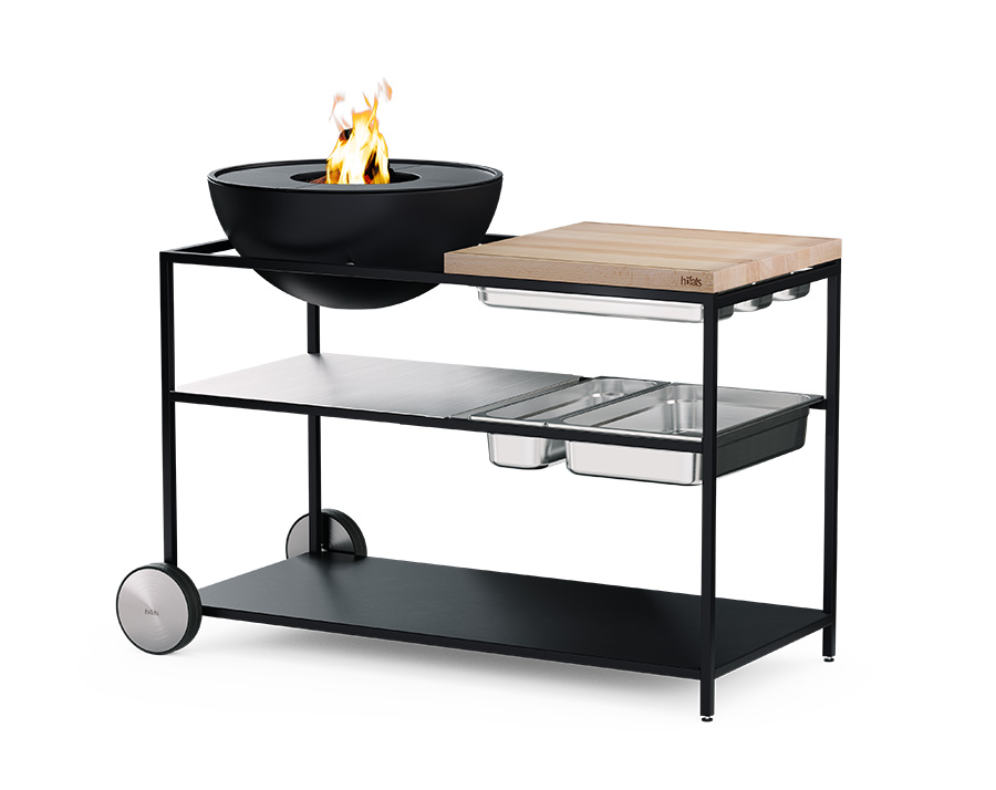Hochgenuss für Outdoor-Liebhaber | Die neue „Fire Kitchen“ ist eine mobile Outdoorküche mit Feuerschalen-Aufnahme, passend für alle Bowls. Das ermöglicht Kochen und Grillen auf drei Ebenen mit Arbeits- und Ablageflächen sowie optionale Edelstahlbehälter für Zutaten und Zubehör. | www.hofats.com | Foto: www.hofats.com