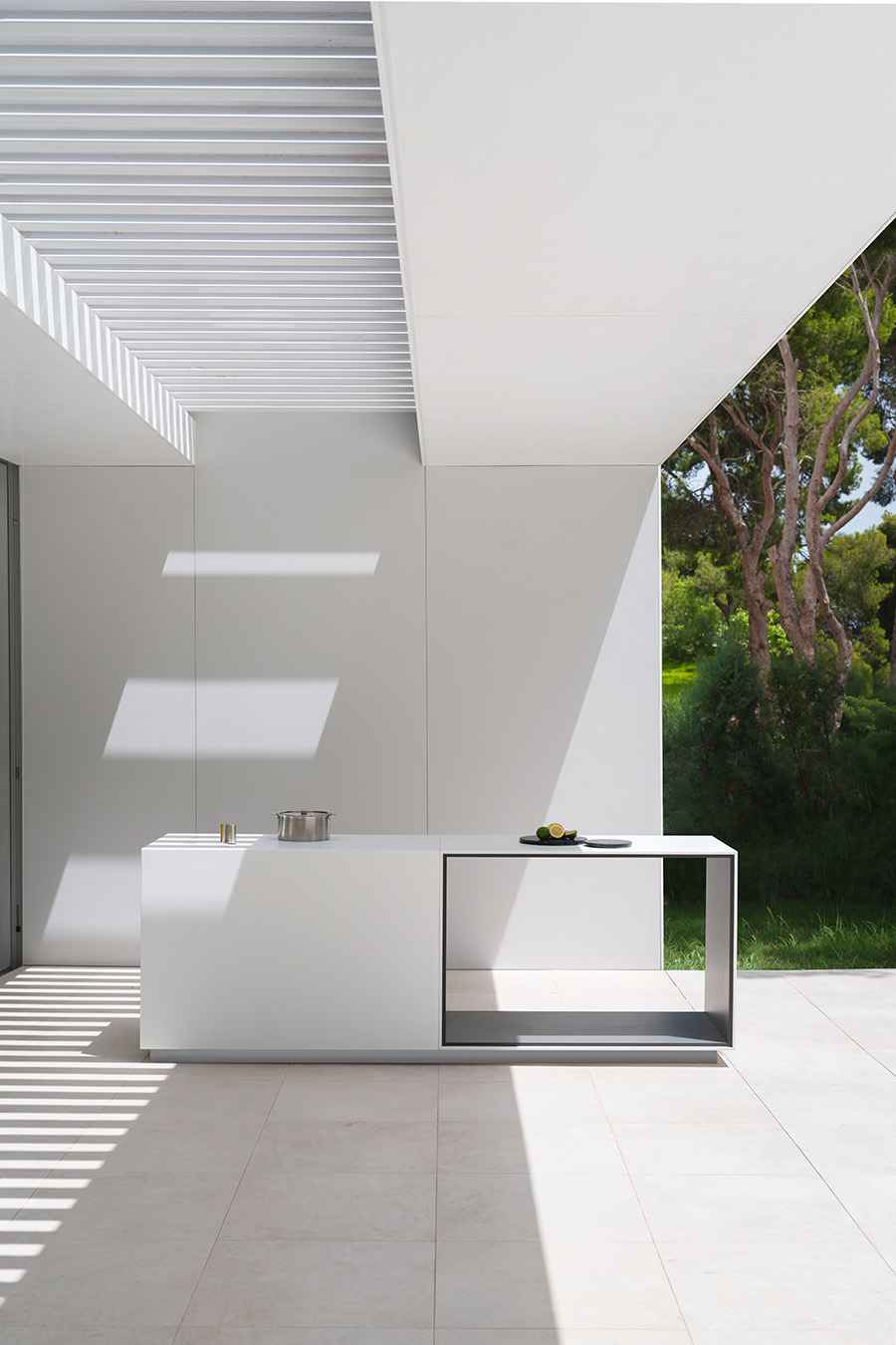 Ein dezentes „Möbelstück“ | Das klare Design der „NEDRA”-Outdoorküchen, entwickelt in Zusammenarbeit mit Porcelanosa, basiert auf einem sowohl ästhetisch als auch technisch innovativen Konzept: Es umfasst ein funktionales Tischmodul und ein verdecktes Induktions- system, bei dem die Kochfelder in der Arbeitsplatte verborgen sind, um eine einheitliche Oberfläche zu schaffen. | Design: Fran Silvestre | www.gandiablasco.com | Foto: © Fran Silvestre / Gandiablasco