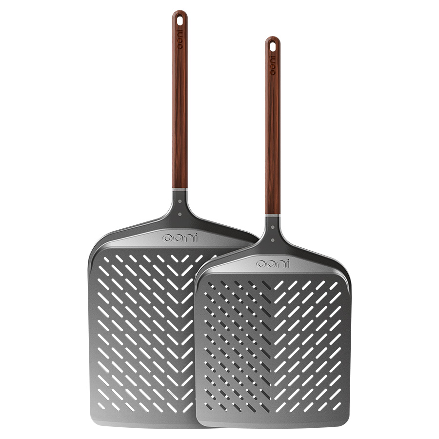Die passenden Tools für das perfekte Pizza-Setup | Die neuen Signature Pizzaschieber ergänzen die Ooni Öfen in Highland Green stilvoll. Mit ergonomischem Walnussholzgriff, robuster Aluminiumfläche und cleveren Perforationen gleitet die Pizza mühelos auf den Stein – für goldbraune Ergebnisse und echtes Pizzeria-Feeling im eigenen Garten. | www.ooni.com | Foto: © Ooni