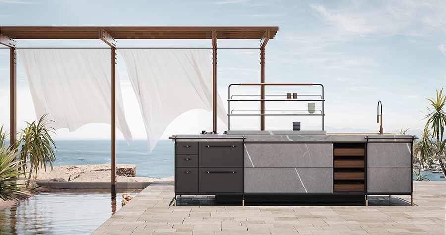 Contemporary and elegant | „Canossa Outdoor“ besticht durch seine klare Komposition und die raffinierte Materialauswahl, bei der massive Metallelemente und Messingdetails mit Holzmodulen harmonieren und so eine modulare Outdoorküche mit zeitgemäßer und eleganter Ästhetik schaffen. | Design: Studio Ballabeni&Catellani | www.scic.it | Foto: © SCIC