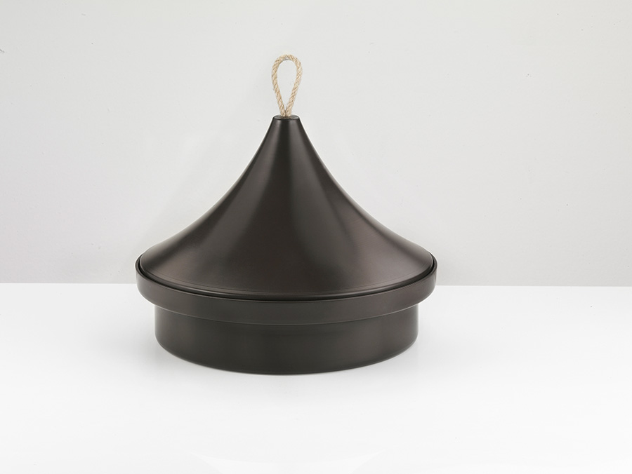 Traditionelles slow cooking | Die Tajine, eine Pfanne nordafrikanischen Ursprungs, besteht aus zwei Teilen: einer Pfanne mit hochgezogenem Rand und einem konischen Deckel. Ideal für langes Garen bei niedrigen Temperaturen. | Design: Rodolfo Dordoni | www.knindustrie.com