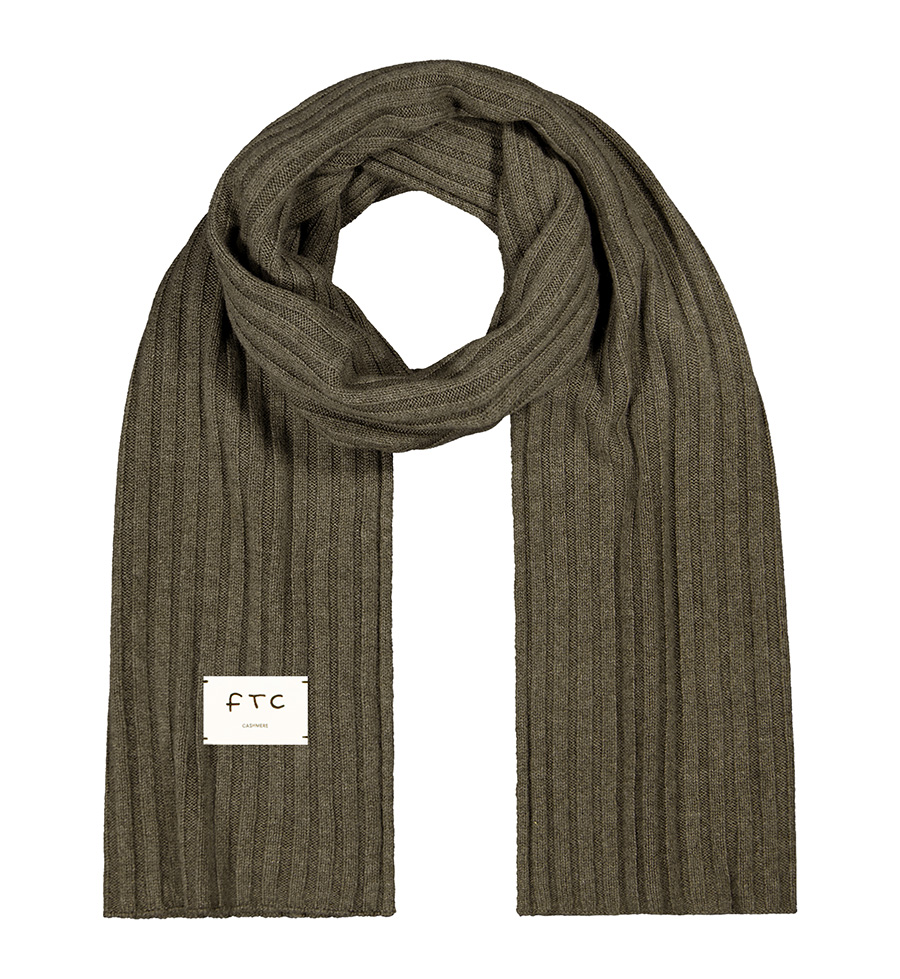 Wie eine liebevolle Umarmung | Das Schöne an Schals ist, dass sie nicht nur Wärme und Komfort spenden, sondern auch ein edles Accessoire zu jedem Herbst- oder Winteroutfit sind. Dieser Schal von FTC aus 100% Cashmere in grobem Rippstrick überzeugt zudem mit einer außergewöhnlich weichen Haptik und großzügigen Länge. www.shop.ftc-cashmere.com Foto: © FTC