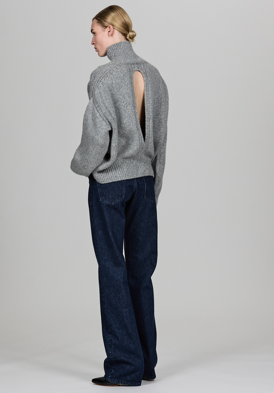 Design liegt in den Details | Der aus reinem Cashmere gestrickte Gaia-Pullover mit Stehkragen von SaSuPhi besticht durch eine entspannte Passform mit überschnittenen Schultern und einem markant gerippten Rollkragen. Ein Schlitz am Rücken sorgt für unerwartete Dynamik und Leichtigkeit. Erhältlich bei Helmut Eder Kitzbühel. www.helmuteder.com Foto: © SaSuPhi
