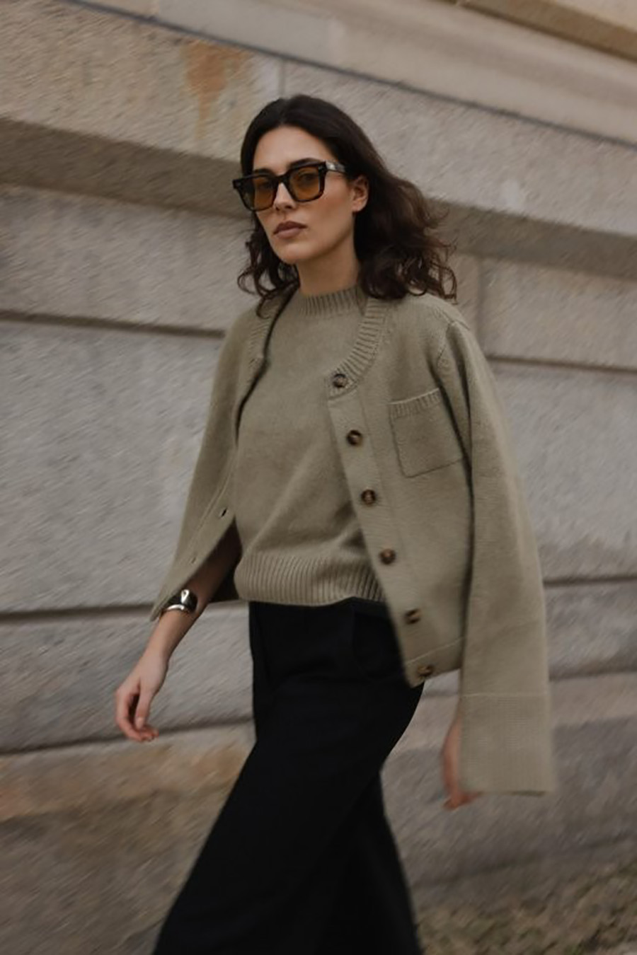 Weichheit mit Style | ANNA V BERG steht für zeitlose, hochwertige Knitwear, die moderne Ästhetik mit müheloser Tragbarkeit und höchstem Qualitätsanspruch verbindet – eine Philosophie, die dieses Duo (Lilly Brushed Cardigan & Anita Brushed Sweater, beide mit Cashmere-Anteil) bestens verkörpert. Erhältlich bei Insieme in St. Johann/Tirol. www.insieme-mode.at Foto: © Marcel Frommer (Model Theresa Ingenhoven)