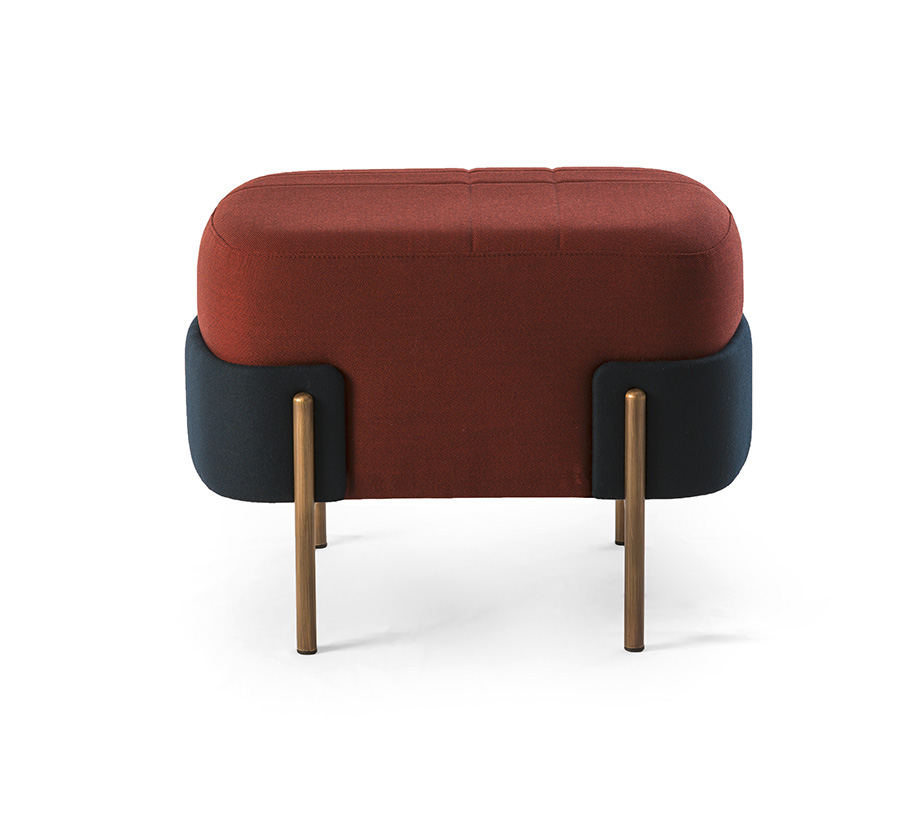 Ein Pouf mit „WAM-Faktor” | Das Besondere an der „WAM”-Kollektion ist die Kombination aus einem Metallgestell – in Schwarz oder gebürsteter Bronze – und den großzügigen Formen der gepolsterten Teile, die mit Stoffen in Ton-in-Ton- oder Kontrastfarben individuell gestaltet werden können. Design: Marco Zito www.bross-italy.com Foto: © Bross