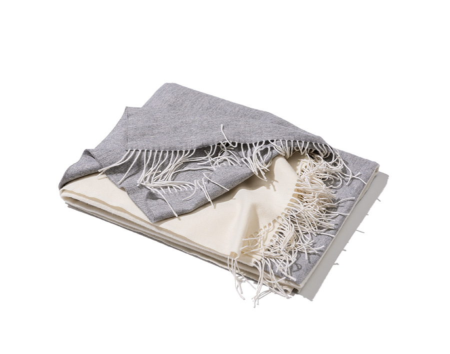 Nicht nur zum Anziehen auch zum Einhüllen ist Cashmere wohl eines der kuscheligsten Materialien, das die Natur zu bieten hat. Die schönen Cashmere-Merino-Decken von Catharina Mende sind nicht nur gemütlich, sondern auch stilvoll. www.catharinamende.com Foto: © Catharina Mende