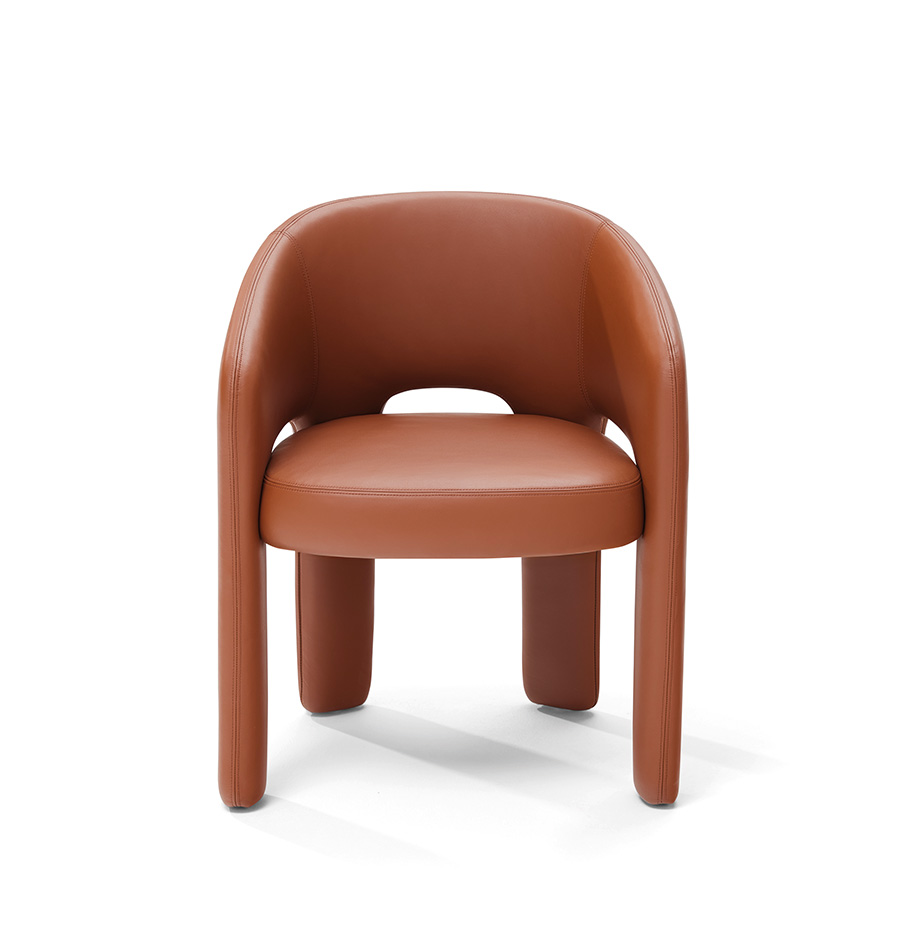 Fest im Leben stehend | Mit seiner soliden Präsenz – kräftig, geerdet und stabil – erinnert der Vollpolsterstuhl Elefantino von Draenert (Design: Gino Carollo) an einen kleinen Elefanten. Kompakt in der Form, wirkt er trotzdem nie schwer und schafft stets neue Perspektiven im Raum. www.draenert.de Foto: © DRAENERT