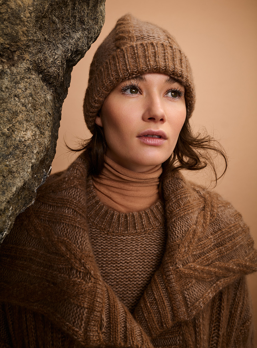 Die „Weiche“ | Diese kuschelige Strickmütze und der dazu passende Cardigan aus einer feinen Cashmere-Seiden-Mischung von Lu Ren überzeugen durch ihre sanfte Struktur, den warmen Rippenstrick und den schalartigen Kragen, der sich weich um die Schultern legt. Erhältlich bei Hofinger Fashion, St. Johann/Tirol. www.hofinger-fashion.com Foto: © LuRen