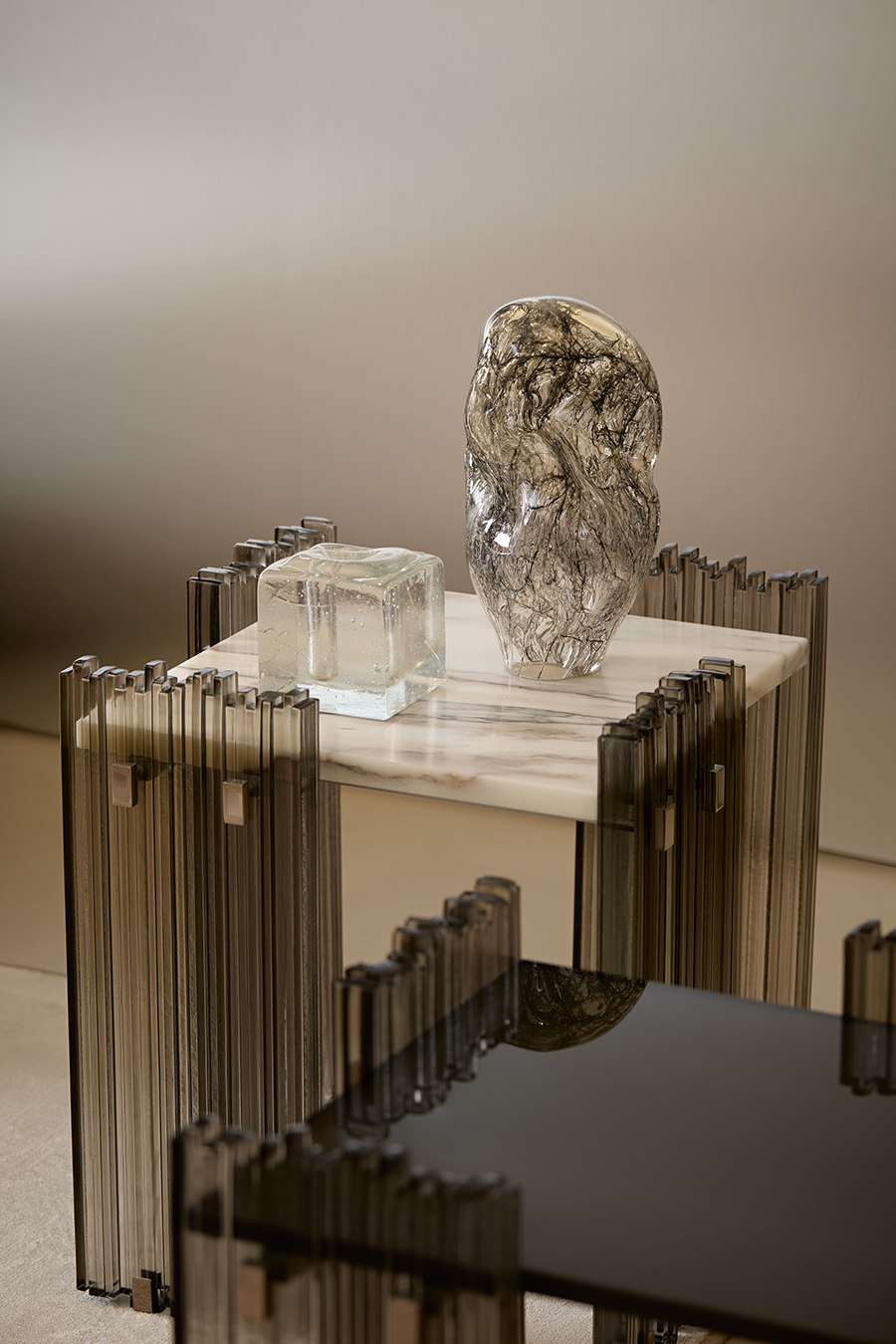 Marmor trifft auf Glas. Der Couchtisch „Mirage Marbel“ zeichnet sich durch eine 20 mm starke Marmorplatte und handgefertigte, 8 mm starke „Extralight“-Glaslamellen, die miteinander verschmolzen und in unterschiedlichen Höhen und Größen angeordnet sind, aus. Design: Studiopepe www.gallottiradice.it Foto: © Gallotti&Radice