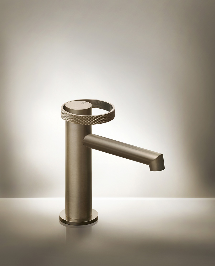 Die Physiognomie der Unendlichkeit | Der Ring der namensgebenden Kollektion „Anello“ von Gessi strahlt feminine Anmut aus – als Emblem der Unendlichkeit, als Versprechen von dauerhafter Schönheit. Ein modernes Badezimmer-Juwel, das Kunst, Design und einzigartige Funktion vereint. www.gessi.com Foto: © Gessi SpA